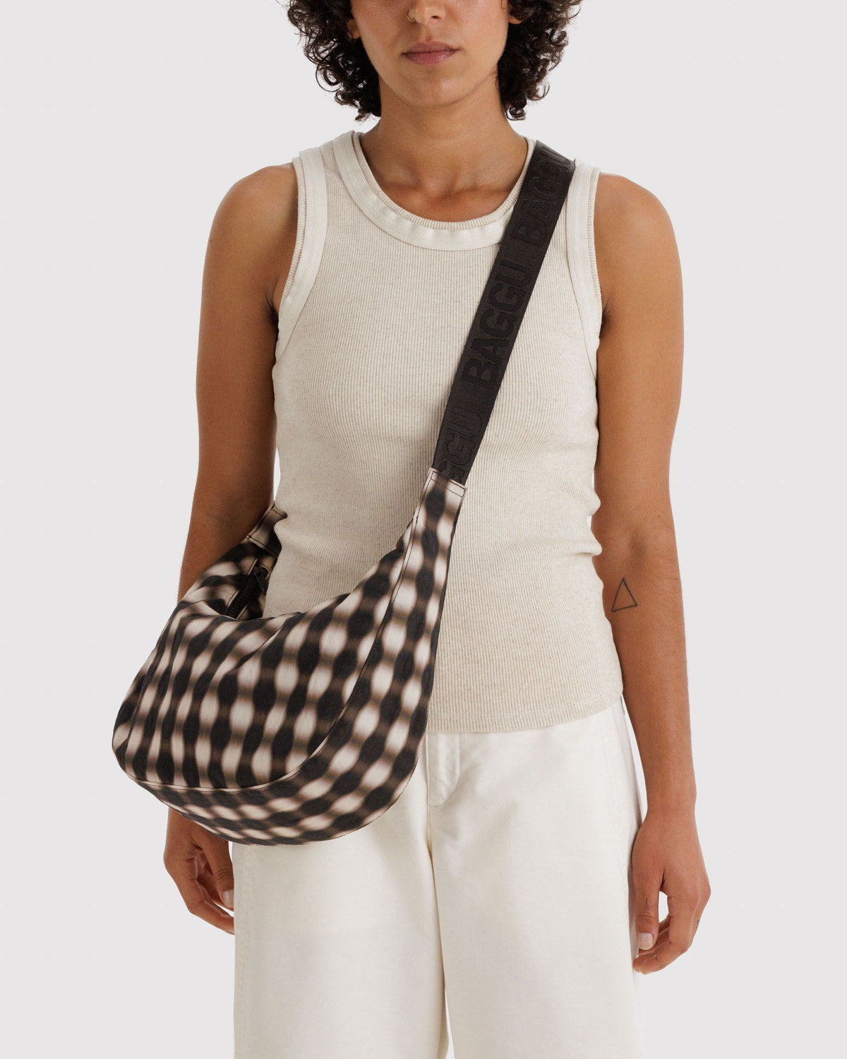 Medium Nylon Crescent Bag Blurred Gingham Brown | Baggu Outlets
