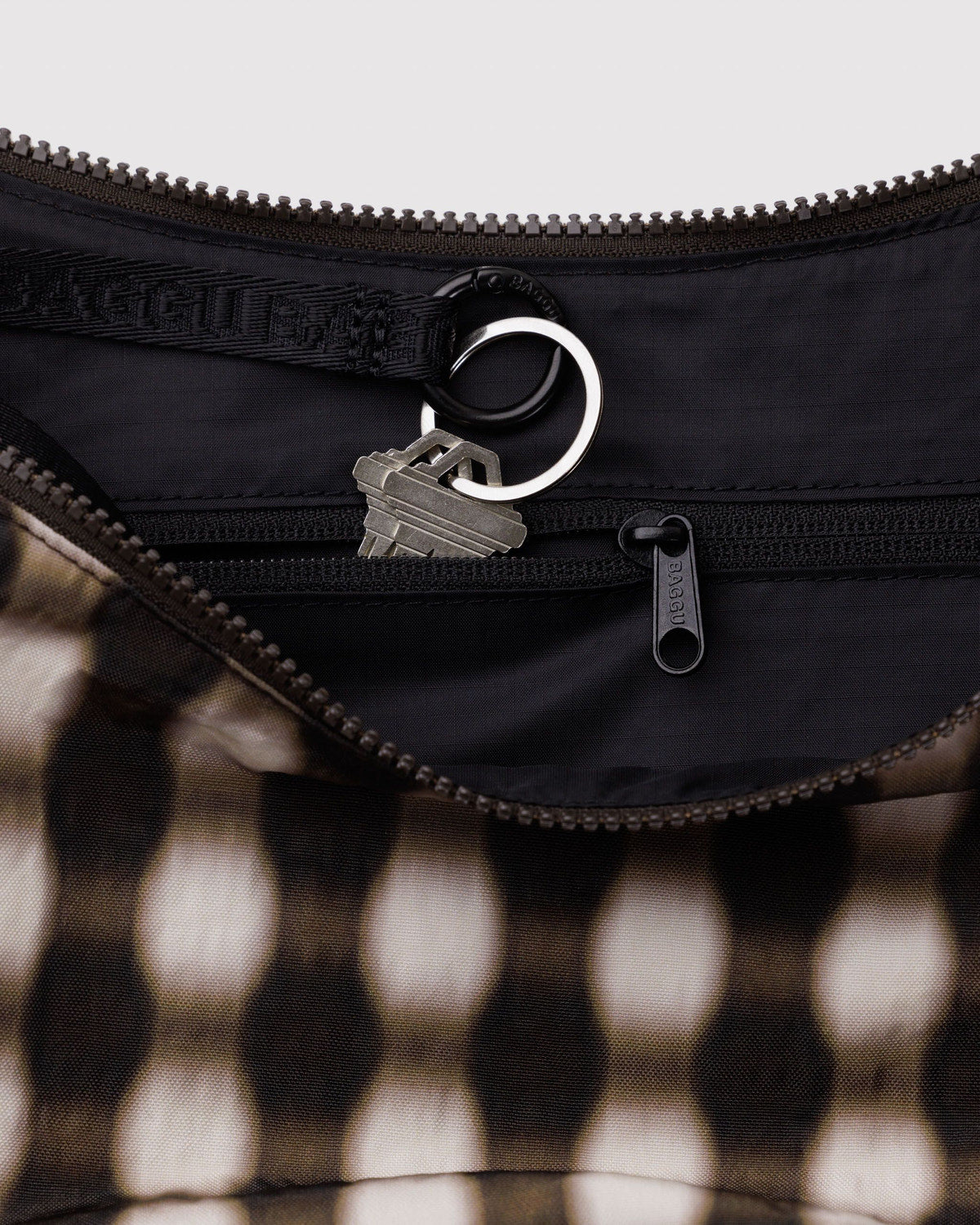 Medium Nylon Crescent Bag Blurred Gingham Brown | Baggu Outlets